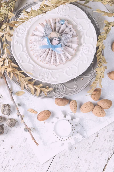 Noel dekorasyon tablo seferlerinde badem, çatal bıçak takımı ve oth ile