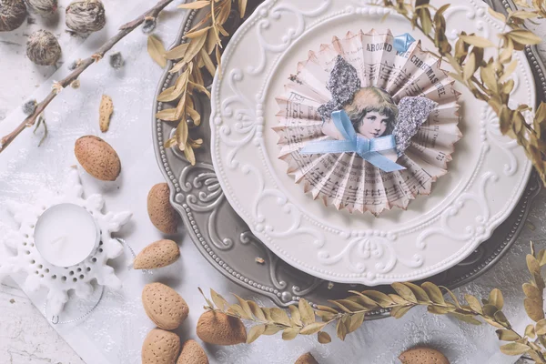 Noel dekorasyon tablo seferlerinde badem, çatal bıçak takımı ve oth ile