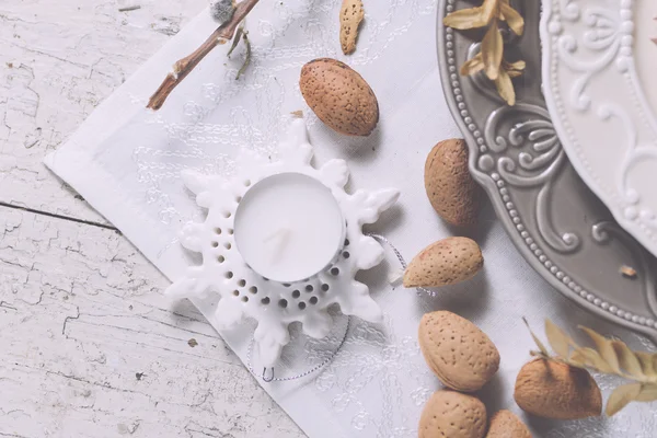 Noel dekorasyon tablo seferlerinde badem, çatal bıçak takımı ve oth ile