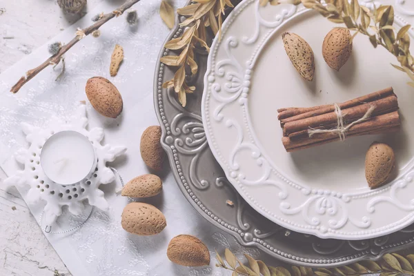 Noel dekorasyon tablo seferlerinde badem, çatal bıçak takımı ve oth ile