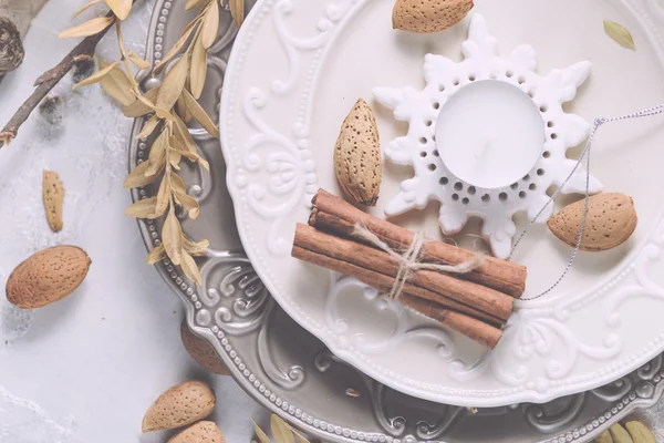 Table de décoration de Noël servise avec amandes, couverts et dent — Photo