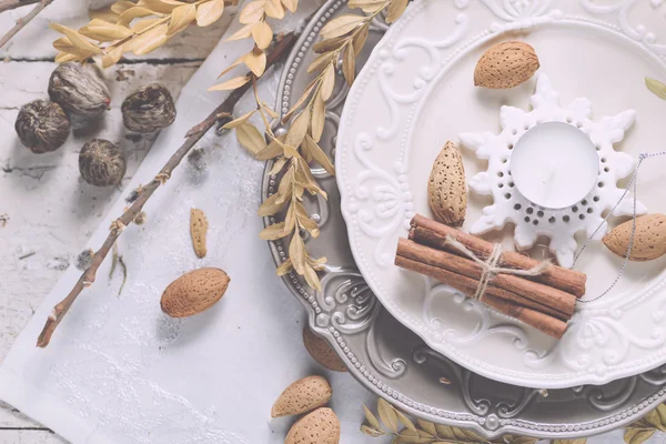 Decoração de Natal mesa servise com amêndoas, talheres e dente — Fotografia de Stock