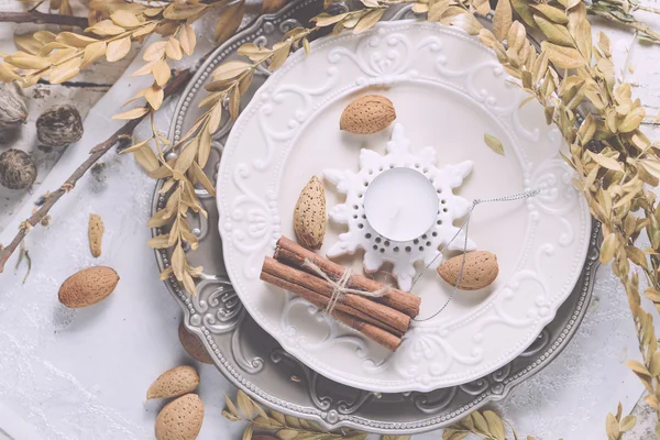 Noel dekorasyon tablo seferlerinde badem, çatal bıçak takımı ve oth ile