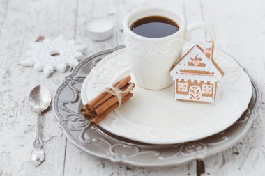 Kahve ve gingerbread tatlılar ile neşeli Noel kompozisyon bir