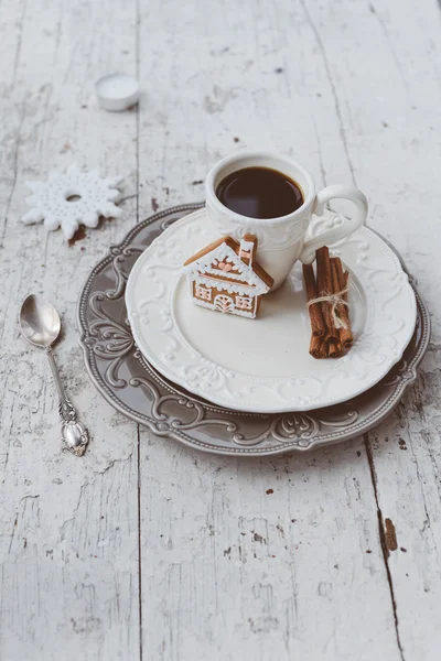 Veselé Vánoce složení s kávou a perník sladkosti — Stock fotografie