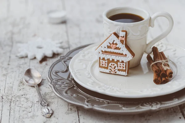 Fröhliche Weihnachtskomposition mit Kaffee und Lebkuchen — Stockfoto