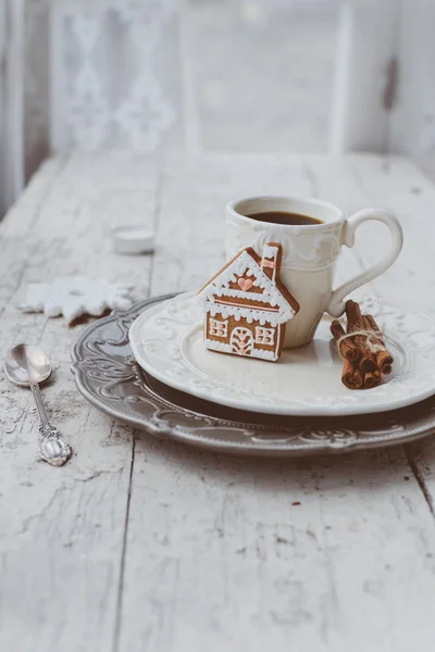 Kahve ve gingerbread tatlılar ile neşeli Noel kompozisyon bir