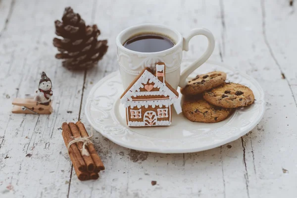 Kahve ve gingerbread tatlılar ile neşeli Noel kompozisyon bir