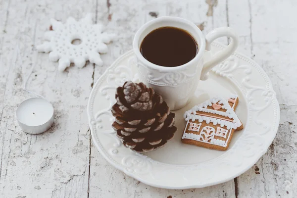 Kahve ve gingerbread tatlılar ile neşeli Noel kompozisyon bir