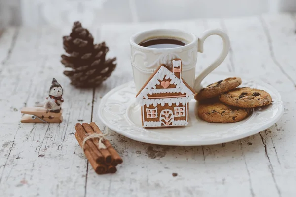 Fröhliche Weihnachtskomposition mit Kaffee und Lebkuchen — Stockfoto