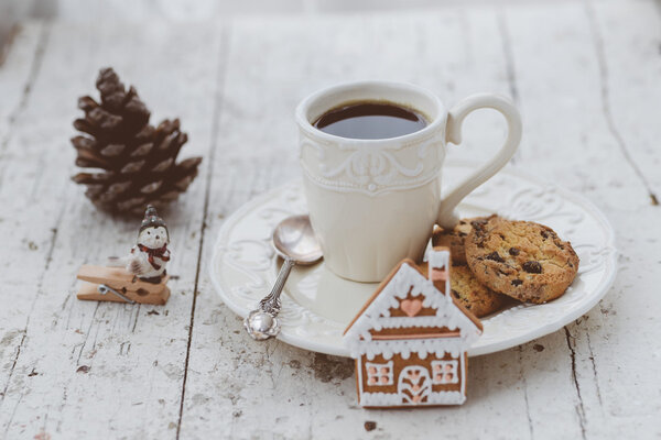 Веселая рождественская композиция с кофе и хлебом
