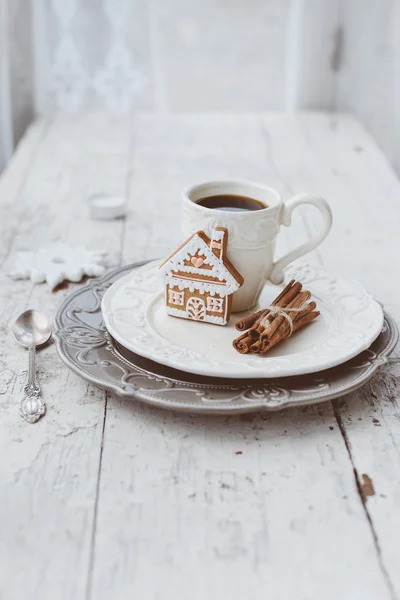 Fröhliche Weihnachtskomposition mit Kaffee und Lebkuchen — Stockfoto