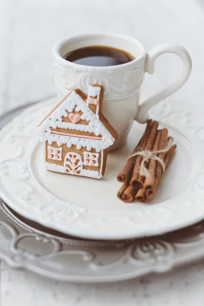 Fröhliche Weihnachtskomposition mit Kaffee und Lebkuchen — Stockfoto