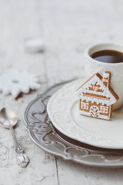 Kahve ve gingerbread tatlılar ile neşeli Noel kompozisyon bir