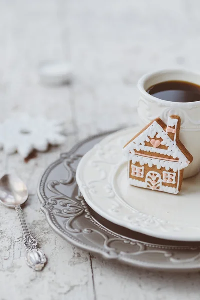 Kahve ve gingerbread tatlılar ile neşeli Noel kompozisyon bir — Stok fotoğraf