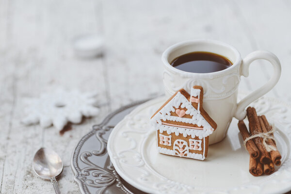 Веселая рождественская композиция с кофе и хлебом
