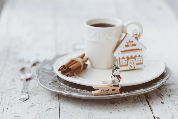 Kahve ve gingerbread tatlılar ile neşeli Noel kompozisyon bir