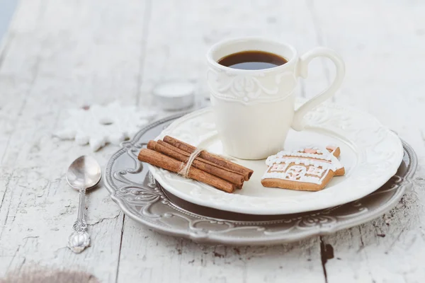 Fröhliche Weihnachtskomposition mit Kaffee und Lebkuchen — Stockfoto