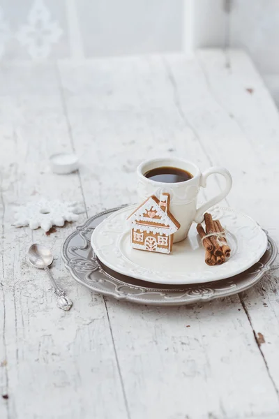 Fröhliche Weihnachtskomposition mit Kaffee und Lebkuchen — Stockfoto