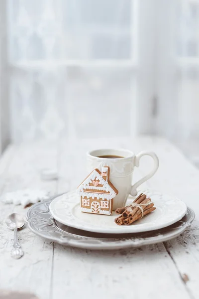 Kahve ve gingerbread tatlılar ile neşeli Noel kompozisyon bir