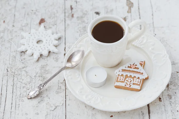 Fröhliche Weihnachtskomposition mit Kaffee und Lebkuchen — Stockfoto