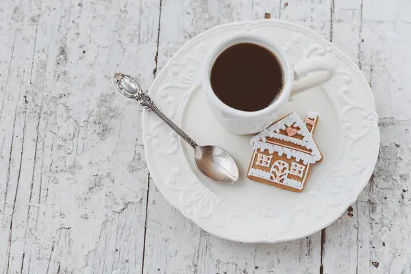 Fröhliche Weihnachtskomposition mit Kaffee und Lebkuchen — Stockfoto