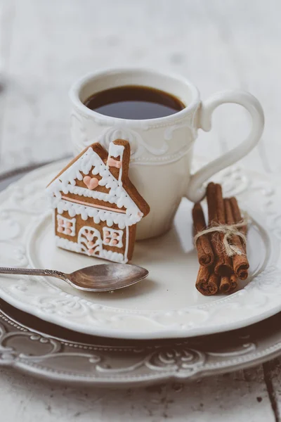 Fröhliche Weihnachtskomposition mit Kaffee und Lebkuchen — Stockfoto