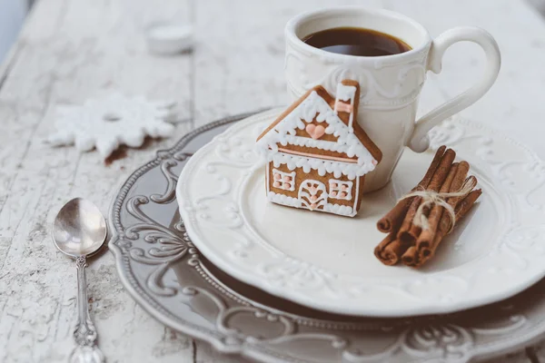 Feliz Navidad composición con café y dulces de jengibre a — Foto de Stock