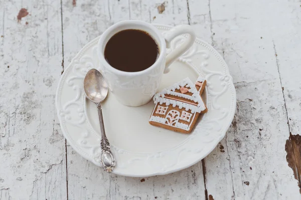 Fröhliche Weihnachtskomposition mit Kaffee und Lebkuchen — Stockfoto