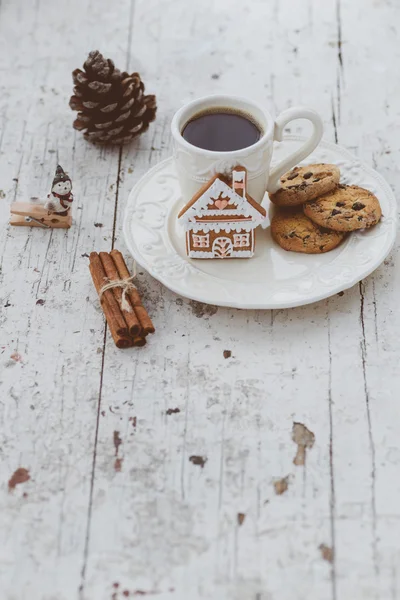 Buon Natale composizione con caffè e pan di zenzero dolci a — Foto Stock