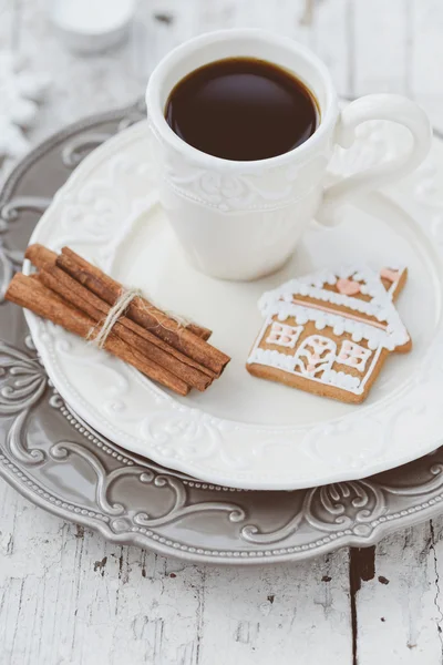 Fröhliche Weihnachtskomposition mit Kaffee und Lebkuchen — Stockfoto