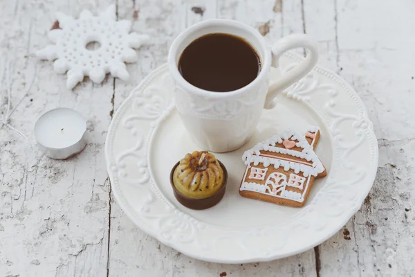 Fröhliche Weihnachtskomposition mit Kaffee und Lebkuchen — Stockfoto