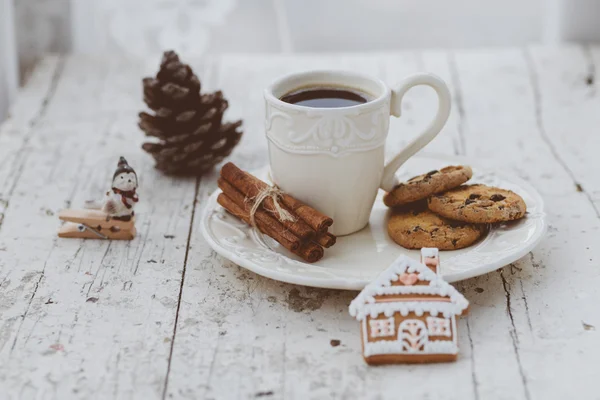 Kahve ve gingerbread tatlılar ile neşeli Noel kompozisyon bir
