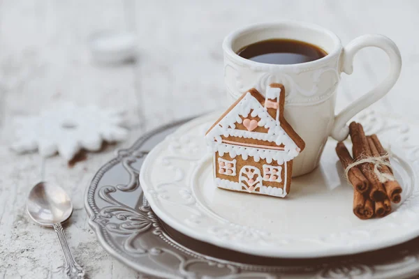 Fröhliche Weihnachtskomposition mit Kaffee und Lebkuchen — Stockfoto