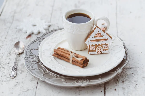 Fröhliche Weihnachtskomposition mit Kaffee und Lebkuchen — Stockfoto