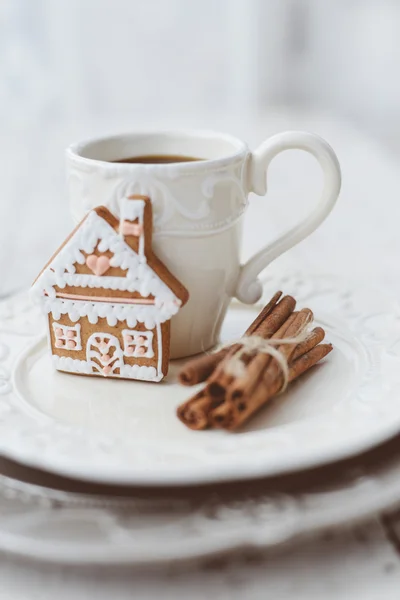 Fröhliche Weihnachtskomposition mit Kaffee und Lebkuchen — Stockfoto