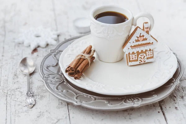 Kahve ve gingerbread tatlılar ile neşeli Noel kompozisyon bir