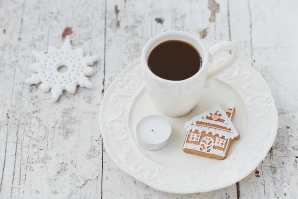 Веселая рождественская композиция с кофе и хлебом — стоковое фото