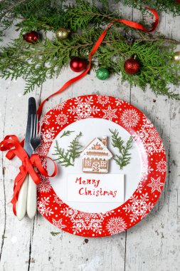 Noel dekorasyon kırmızı tabak ve çatal bıçak takımı ile tablo için