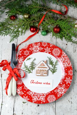Noel dekorasyon kırmızı tabak ve çatal bıçak takımı ile tablo için