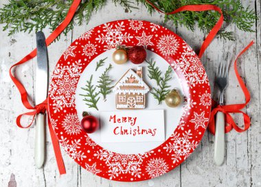 Noel dekorasyon kırmızı tabak ve çatal bıçak takımı ile tablo için