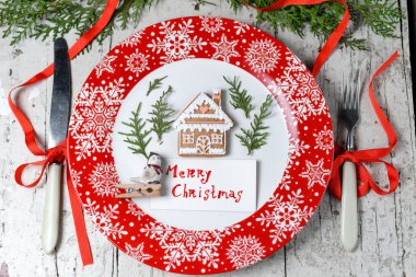 Noel dekorasyon kırmızı tabak ve çatal bıçak takımı ile tablo için