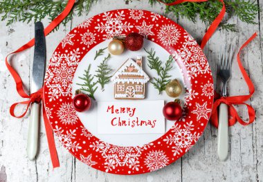 Noel dekorasyon kırmızı tabak ve çatal bıçak takımı ile tablo için