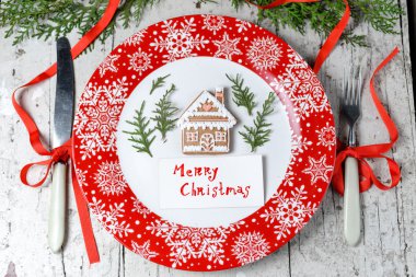 Noel dekorasyon kırmızı tabak ve çatal bıçak takımı ile tablo için