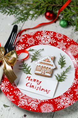 Noel dekorasyon kırmızı tabak ve çatal bıçak takımı ile tablo için