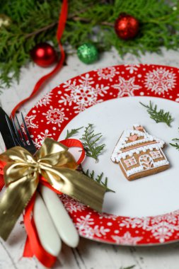 Noel dekorasyon kırmızı tabak ve çatal bıçak takımı ile tablo için