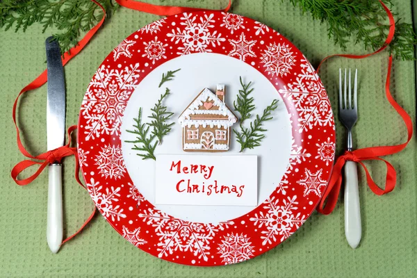 Noel dekorasyon kırmızı tabak ve çatal bıçak takımı ile tablo için