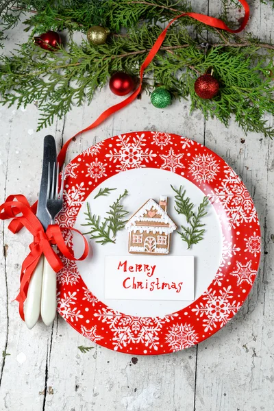 Decoración de Navidad para la mesa con plato rojo y cubiertos — Foto de Stock