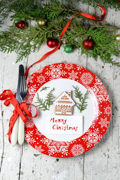 Noel dekorasyon kırmızı tabak ve çatal bıçak takımı ile tablo için