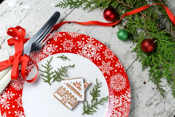 Weihnachtsdekoration für den Tisch mit rotem Geschirr und Besteck — Stockfoto